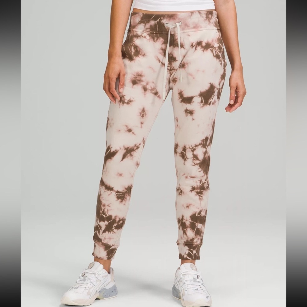 Lululemon Women's Warm Down Jogger Relaxed Dye Sweatpants
Mid Rise